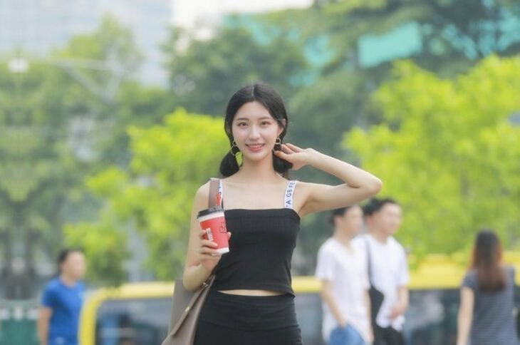 苗条高 端外 围小 姐 姐黑 丝高 跟沙 发激 情啪 啪美乳白 嫩蜂 腰翘 臀真诱 惑