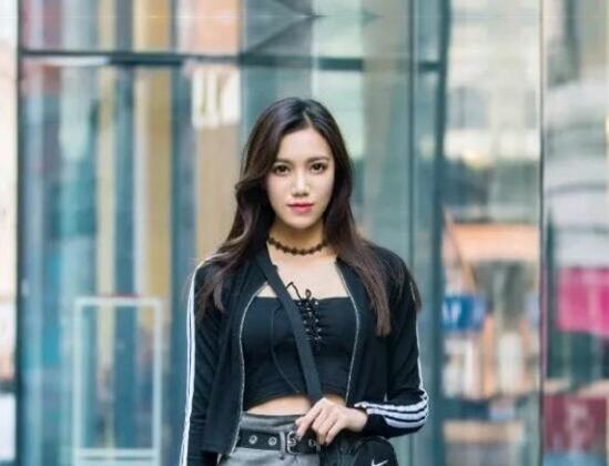 大 屌 男 又 约 上 次 被 操 哭 的 极 品白 领美 女 2 人 见 面 后 美 女 害 怕 要 走加 了点 钱后让 操 轻 点 就 和 他 做 又 被干 哭 了